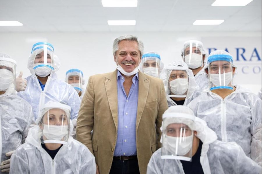 Alberto Fernández visitó una empresa de autopartes que hoy fabrica barbijos para colaborar en la lucha contra el coronavirus