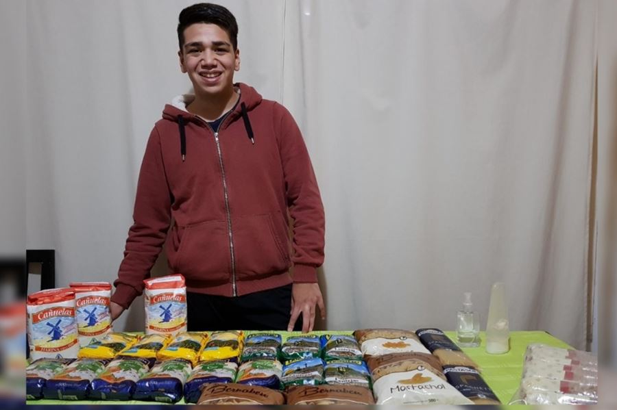 Argentina solidaria: Tiene 19 años y encabeza una colecta de alimentos en medio de la pandemia