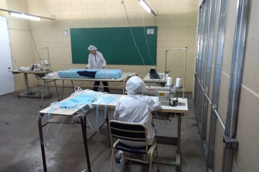 En un mes casi un centenar de presos bonaerenses fabricaron 85.000 barbijos en talleres textiles