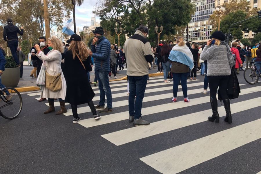 Un grupo de personas protestó frente al Cabildo por sus libertades individuales y contra la cuarentena