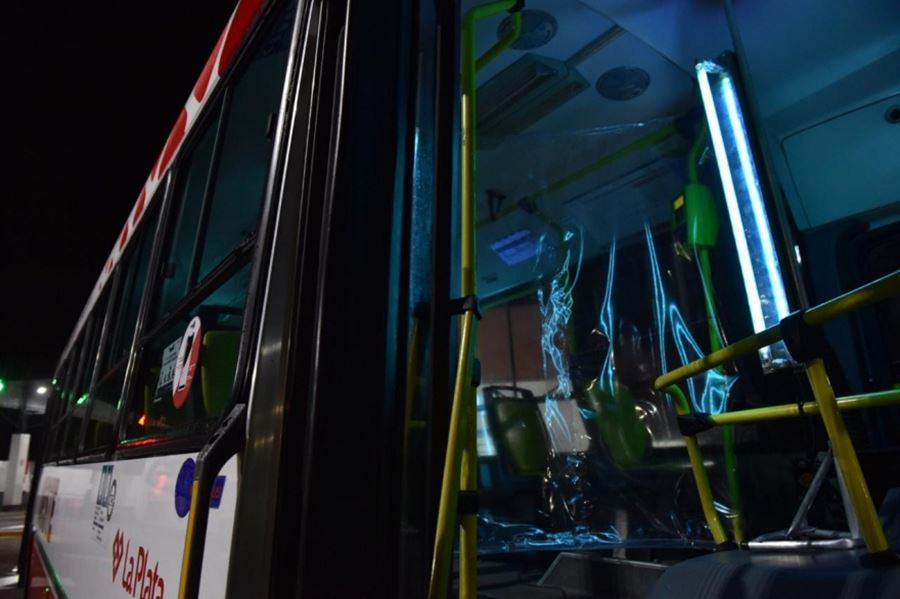En La Plata, presentaron un novedoso sistema de luz ultravioleta que elimina el Covid19 del transporte público