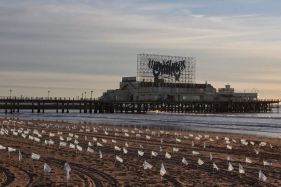 Mar del Plata amaneció con 504 banderas clavadas en la playa para recordar a los fallecidos por covid19