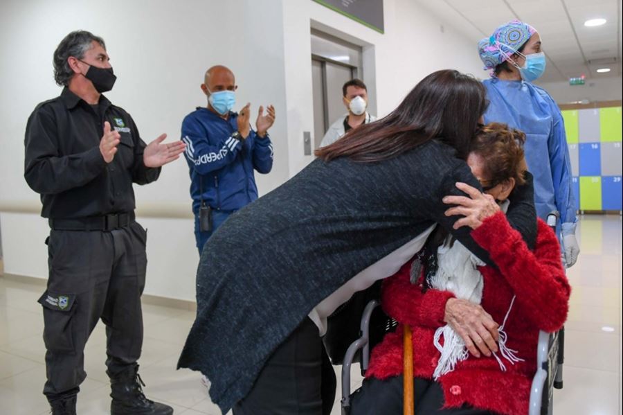 San Fernando: Una paciente de 99 años dejó el hospital municipal tras recuperarse de covid19