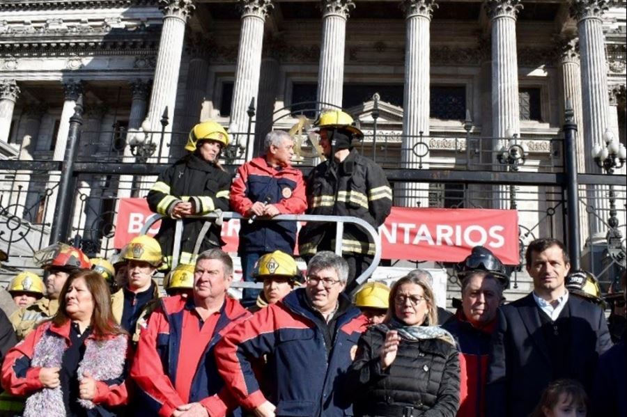 Bali Bucca presentó un proyecto para fortalecer el sistema de bomberos voluntarios