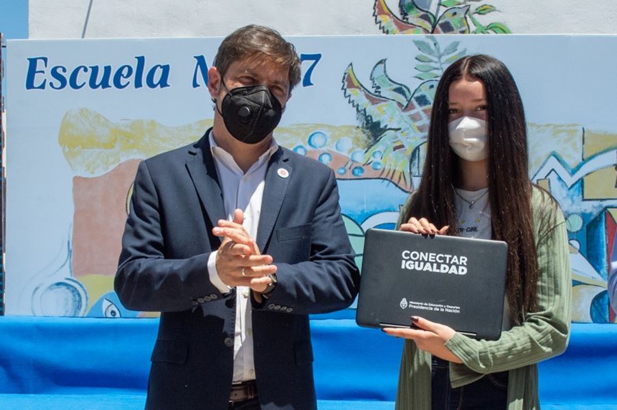 Kicillof y Vila entregaron netbooks que estaban guardadas en los depósitos del Correo Argentino