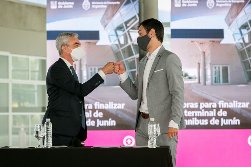 Dos juninenses se saludan: Meoni y Petrecca firmaron un convenio para la finalización de la terminal de Junín