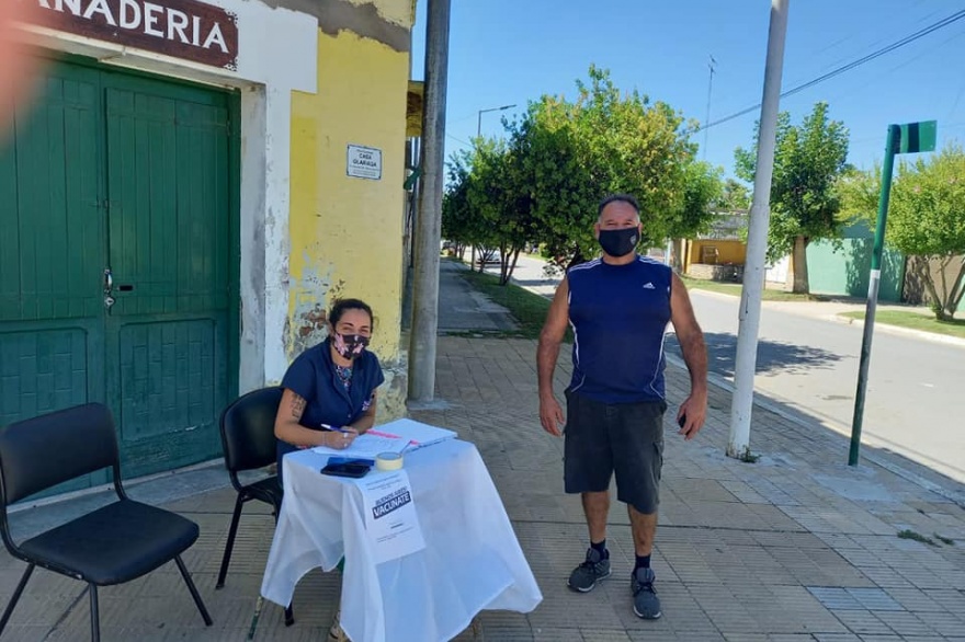 Mientras llegan las segundas dosis a los municipios, los intendentes sacan la campaña de vacunación a la calle