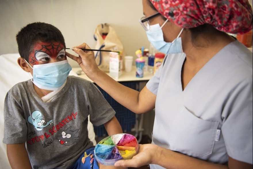 Enfermeras del Garrahan maquillan a niñas y niños en la unidad de quemados para estimular su recuperación