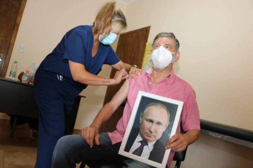 Chinchu recargado: Volvió de su licencia y se vacunó con una foto de Putin en su regazo