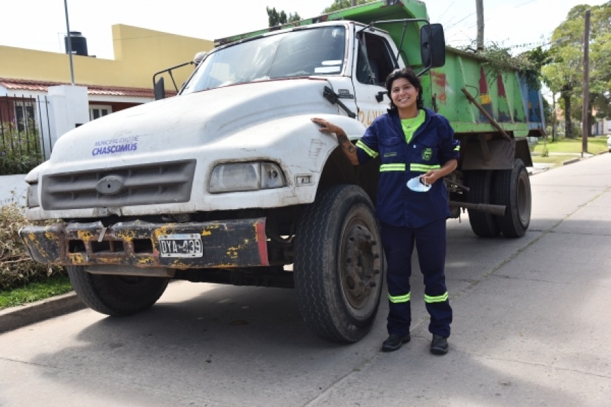 Por primera vez, la flota de camiones de Chascomús tiene una conductora mujer