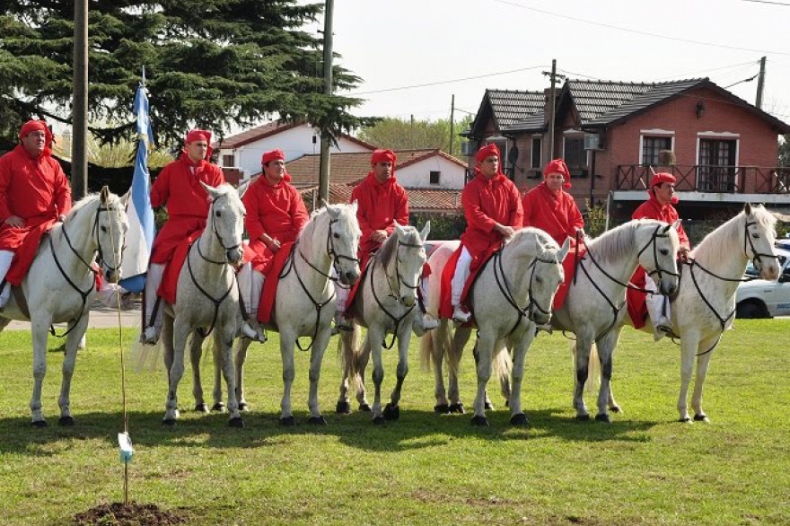 Fiesta de la Federación: homenaje del paso de Rosas por Monte