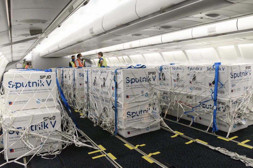 Coronavirus: Arriba el avión de Aerolíneas Argentinas con 500.000 dosis de la vacuna Sputnik V