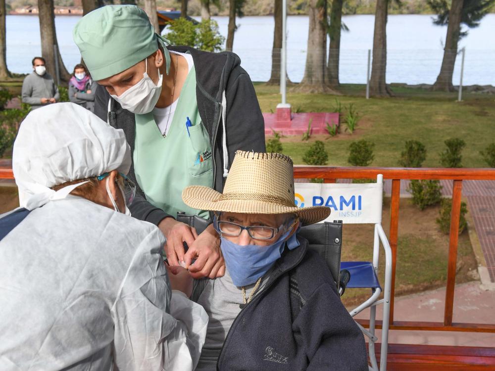 Los adultos mayores del hospital de Islas Do Porto recibieron la segunda dosis