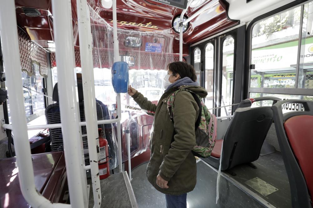 Amplían el uso del transporte público: podrán viajar hasta 20 personas paradas