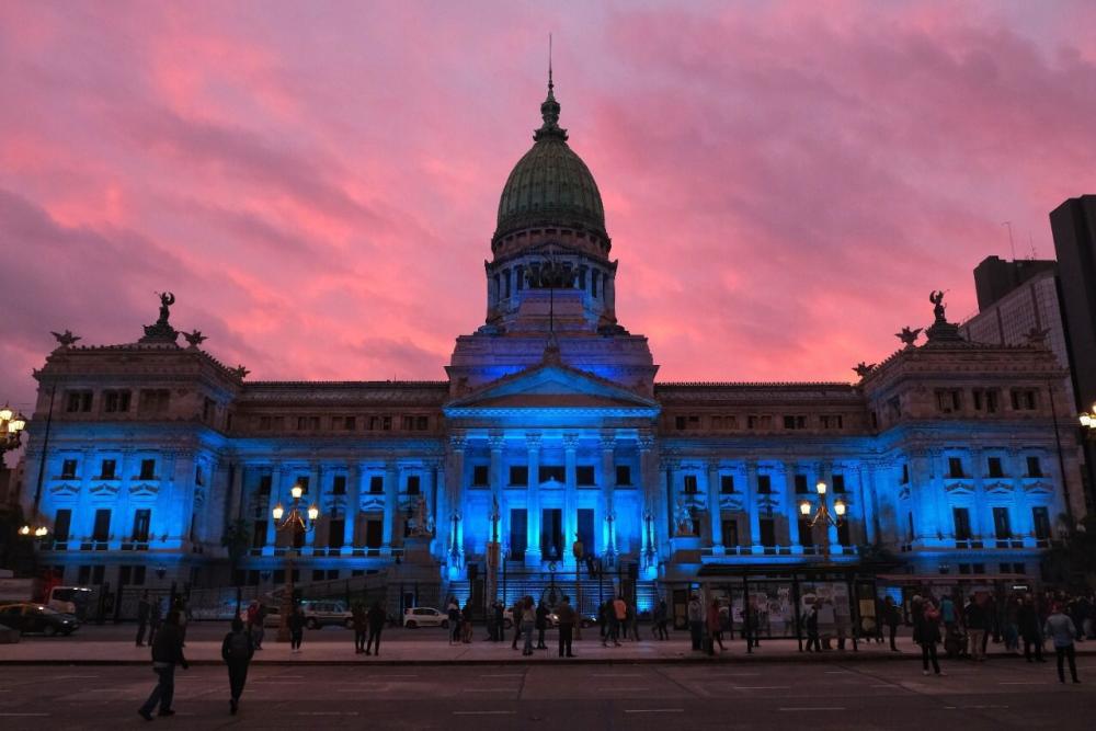 El Congreso se iluminó de azul por el día nacional de las personas sordas