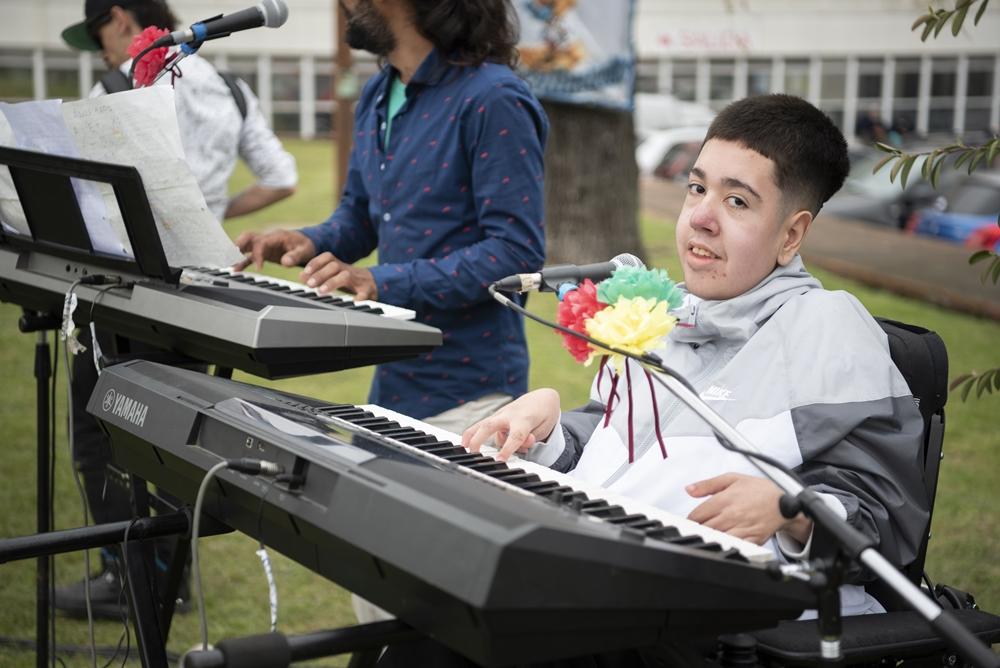 Tadeo, un niño con una patología neuromuscular, se reencontró con la música