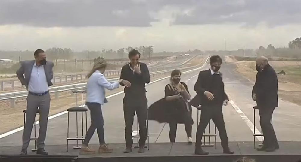 Kicillof inauguró un tramo de la Autopista Perón, y casi se lo lleva el viento