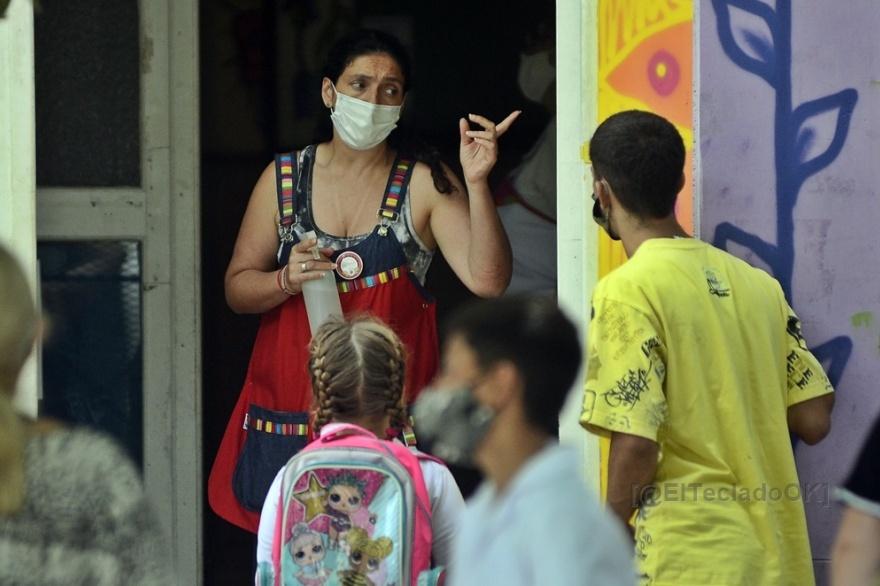 El barbijo deja de ser obligatorio en los espacios abiertos de las escuelas