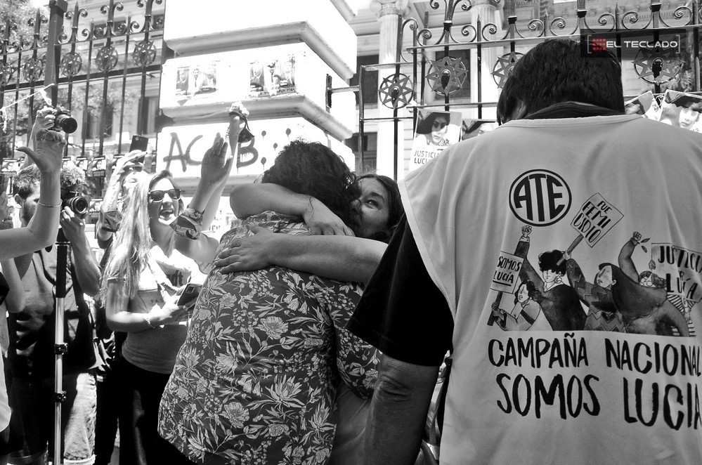 Marta Montero se abraza con su abogada [Foto: El Teclado]