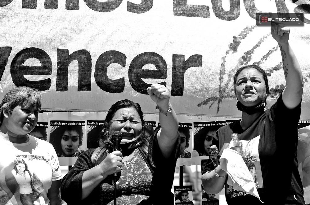 Caso Lucía Pérez: la vigilia en la puerta de la Legislatura, en fotos