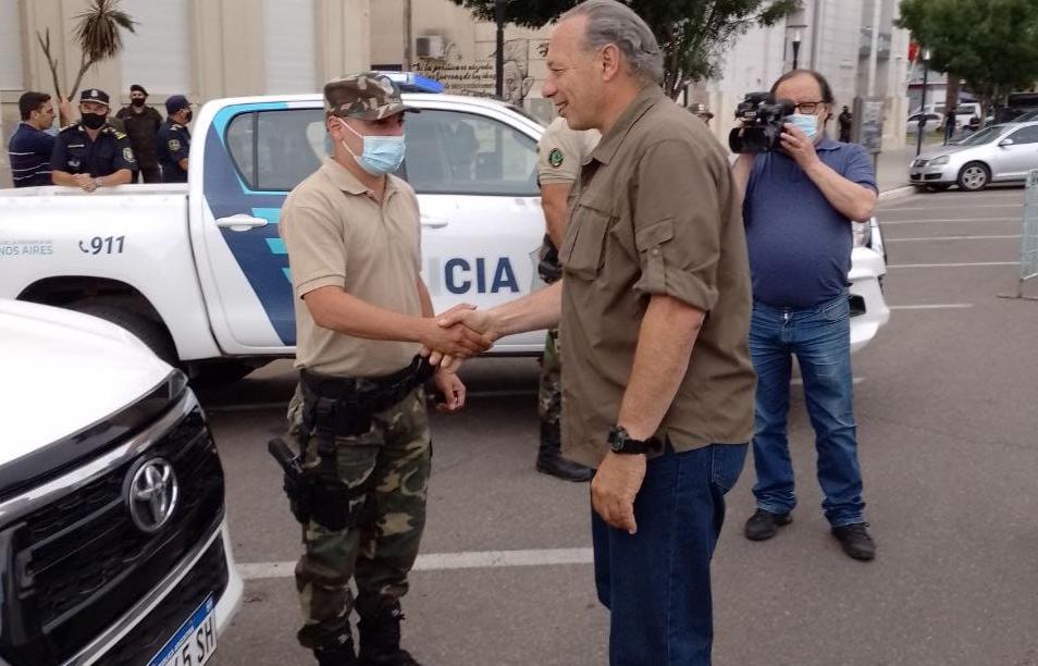 Se adelantó “Papá Noel” Berni y llegó con regalitos para intendentes opositores