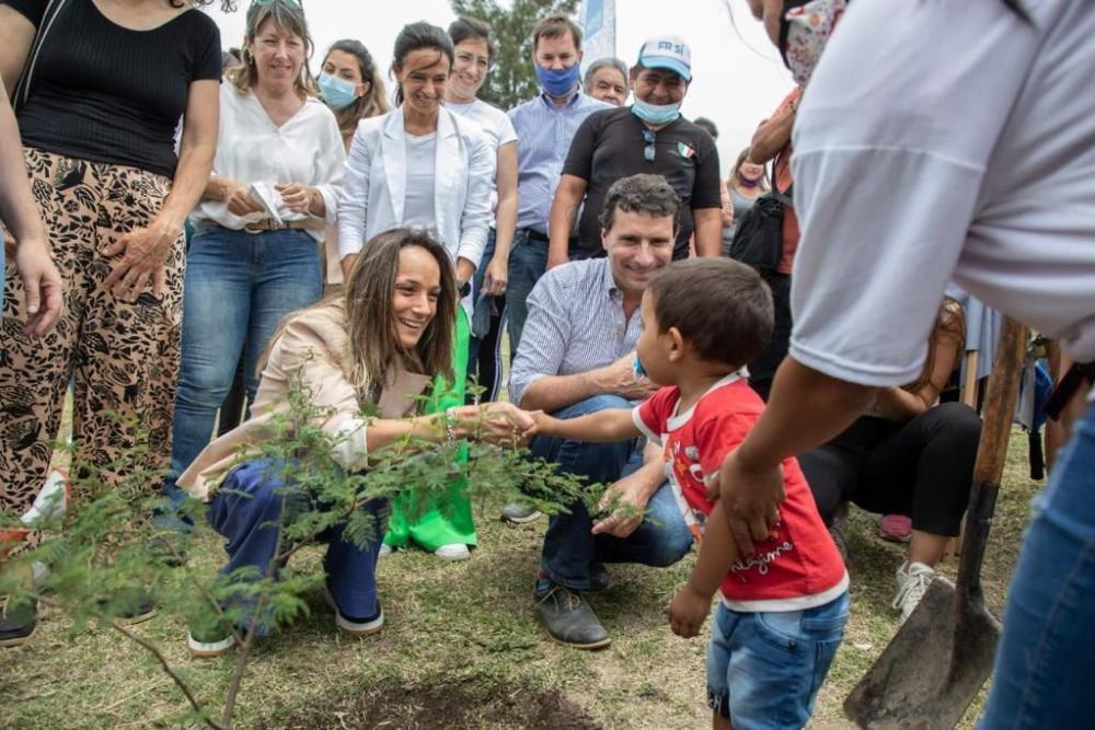 Galmarini participó de la primera plantación de árboles del programa EcoAySA