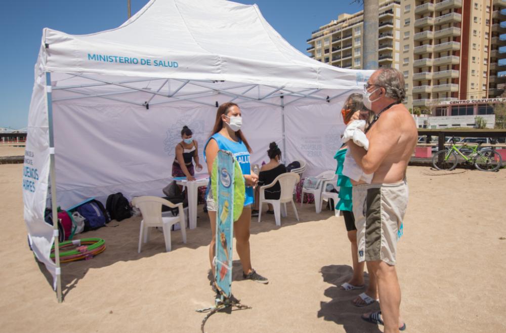 Playita y vacuna: vuelven las postas sanitarias a los lugares turísticos