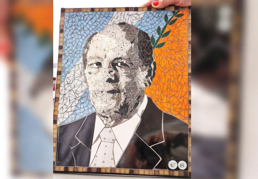 Un mosaico para Mussi: el intendente mostró el regalo que le hizo una vecina