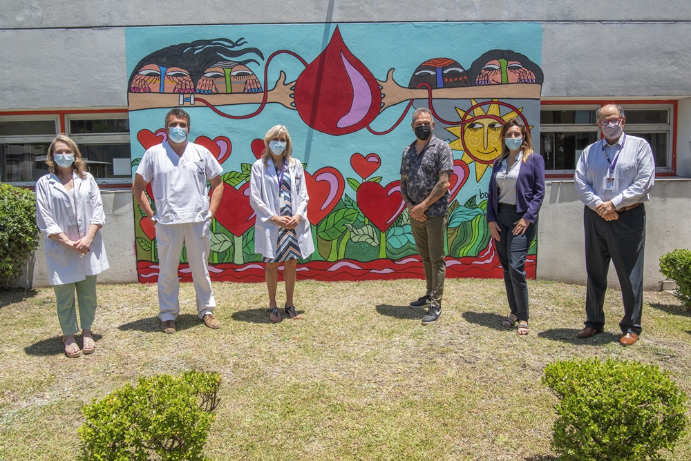 Abierto por vacaciones, con el mural de Claudio Baldrich [Foto: Garrahan]