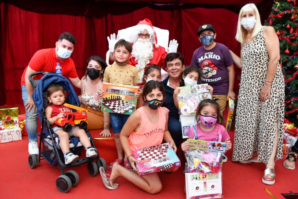 Papá Noel y Espinoza entregaron regalos a miles de chicos y chicas matanceros