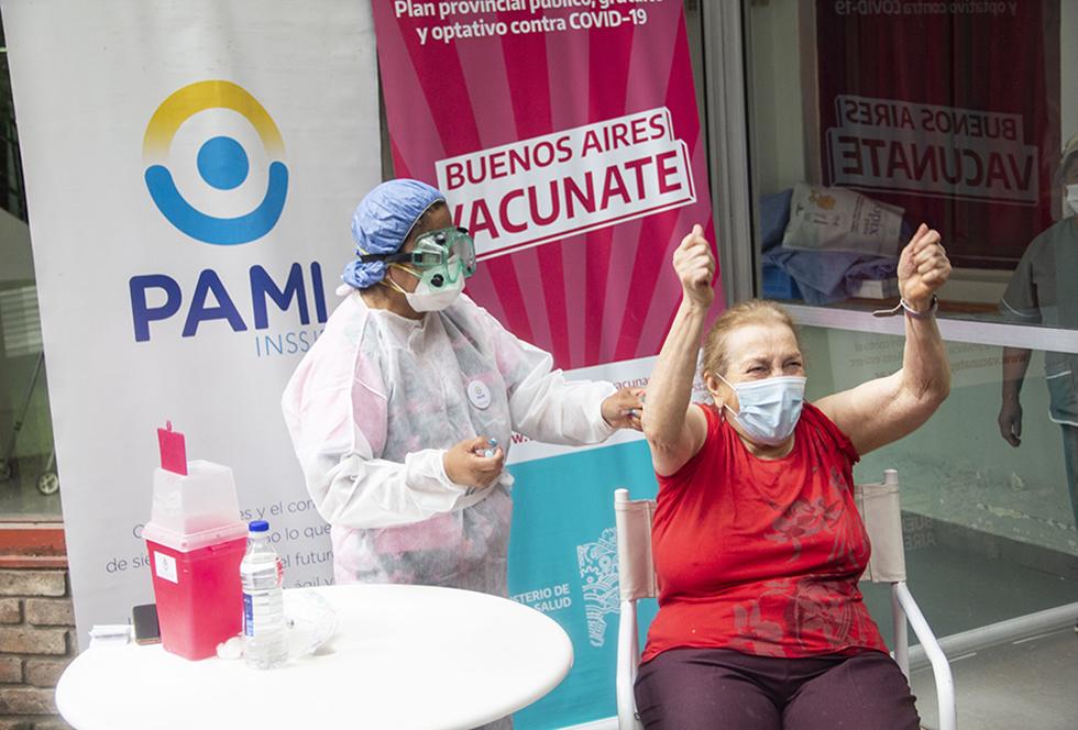 Piden urgente aplicación de tercera dosis de vacunas para los adultos mayores