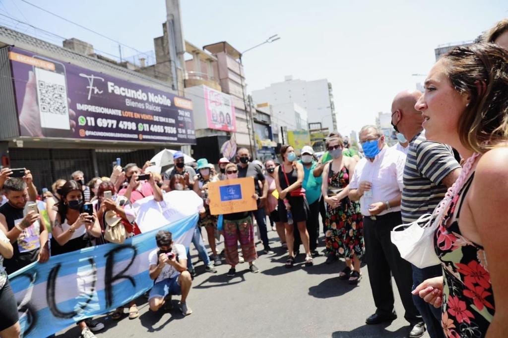 La intendenta Marina Lesci protestó contra Edesur junto a vecinos.