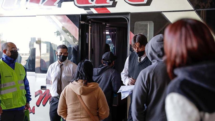 Mañana entra en vigencia el pase sanitario en transporte de media y larga distancia