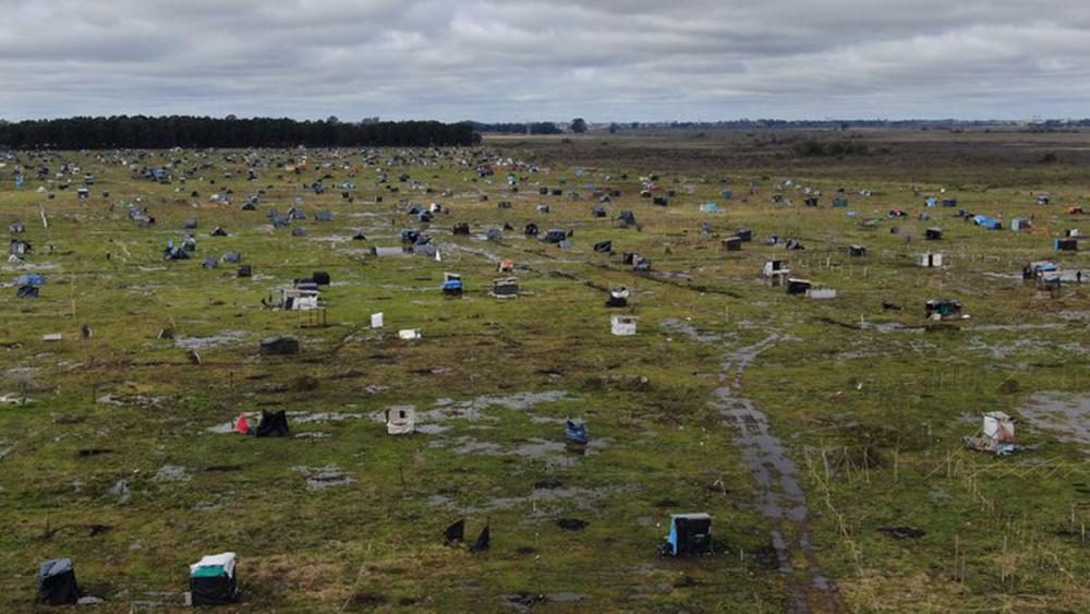 Libertarios y macristas le rodean la manzana a Kicillof por las tomas de tierras