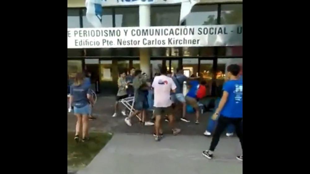 Volvió la presencialidad y en la facultad de Periodismo se tiraron con de todo