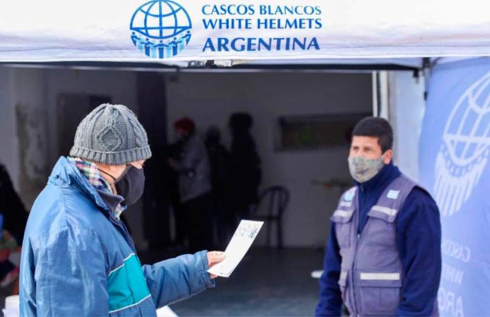 Argentina envía a Cascos Blancos para asistir a quienes egresan de Ucrania