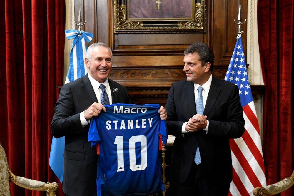 Género, fútbol y asado: Massa recibió al embajador de EEUU, Marc Stanley