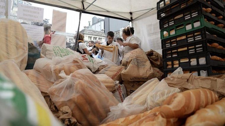 Los panaderos se suman al verdurazo y chorimóvil frente a la Sociedad Rural