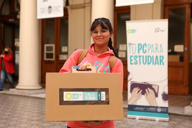 La UNLP entregó notebooks a sus estudiantes