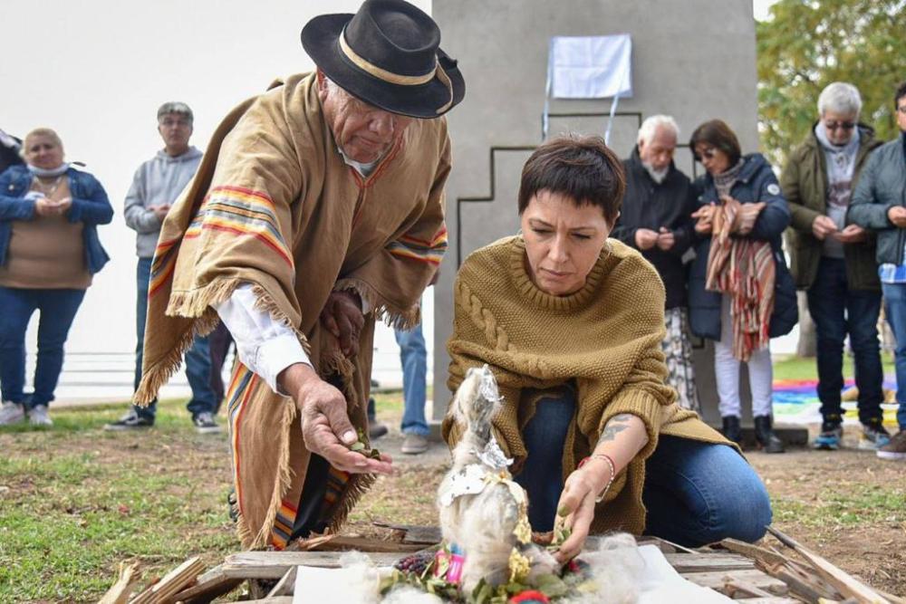 Mayra Mendoza participó de la reposición del monumento al Indio Kilme