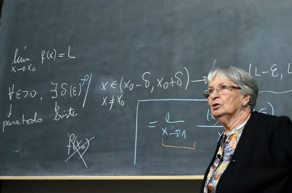 La docente de matemáticas que es furor en las redes, volvió con una clase magistral