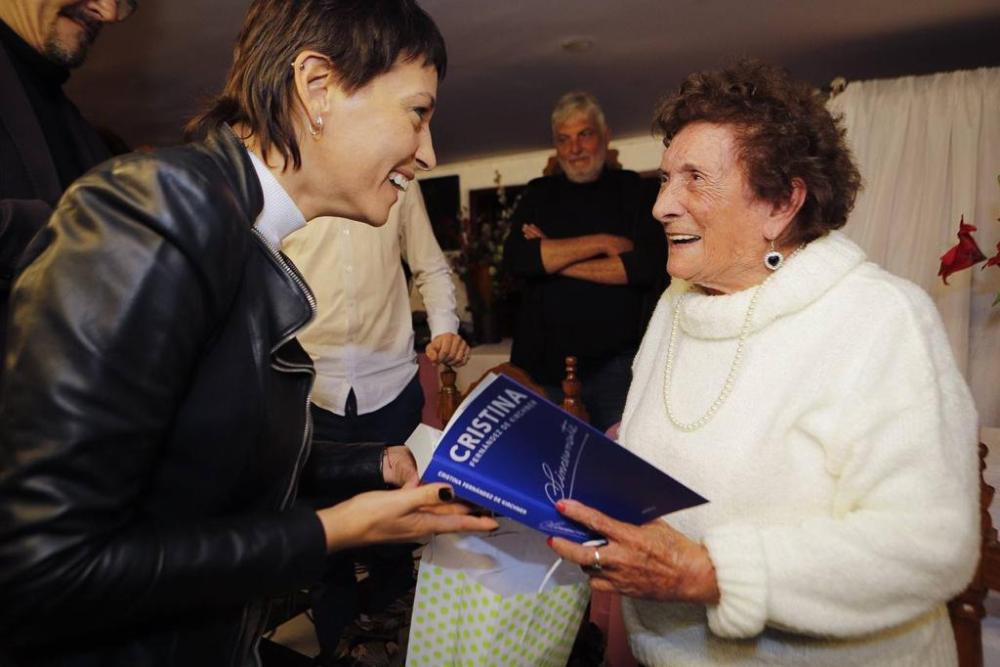 La señora festejó los 100 años y la intendenta le regaló el libro de CFK