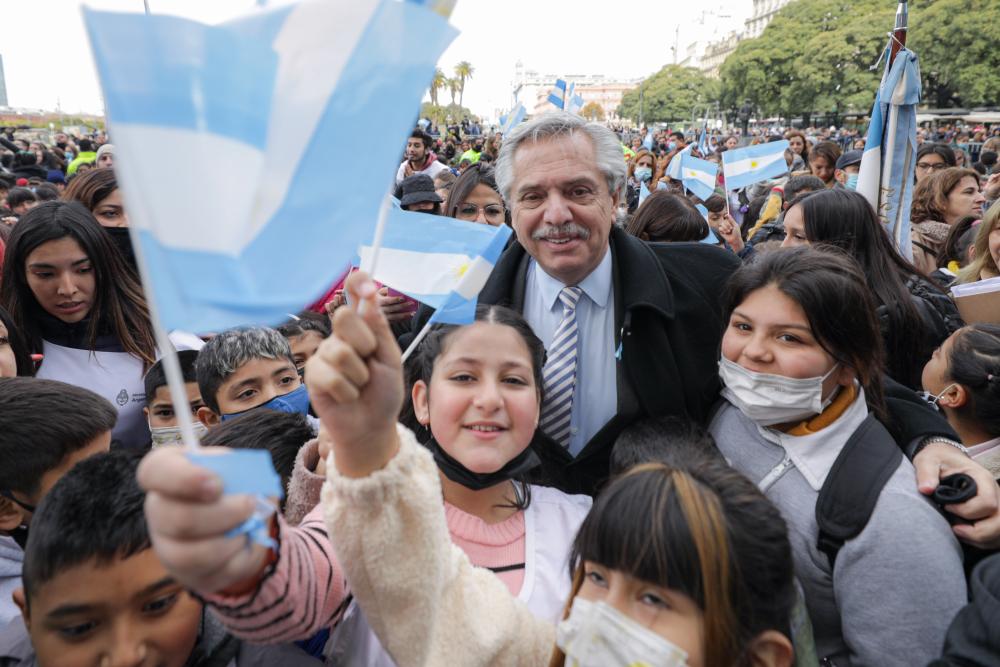El presidente tomó la promesa a la bandera a 2.000 alumnas y alumnos bonaerenses