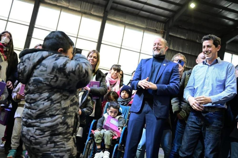 Martín Insaurralde y Wado de Pedro entregaron tablets del plan Conectar Igualdad