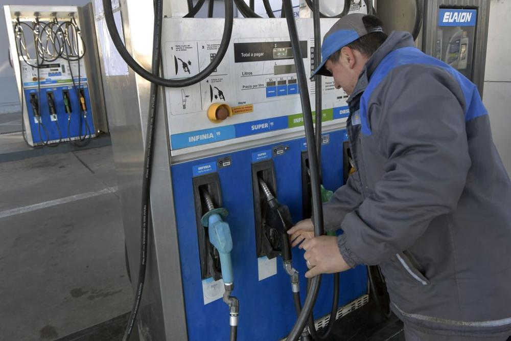 Otra vez sopa: YPF aumentó un 7,5% promedio los precios en sus combustibles