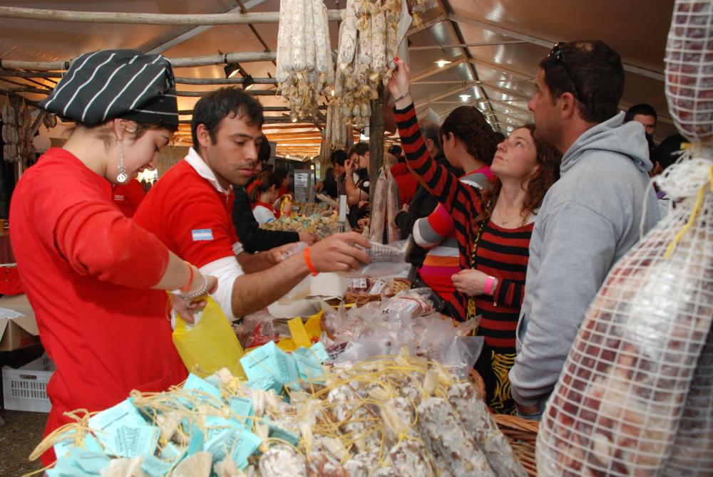 Caballos, salame, agricultura, pescadilla y alfajor: finde bonaerense, súper varieté