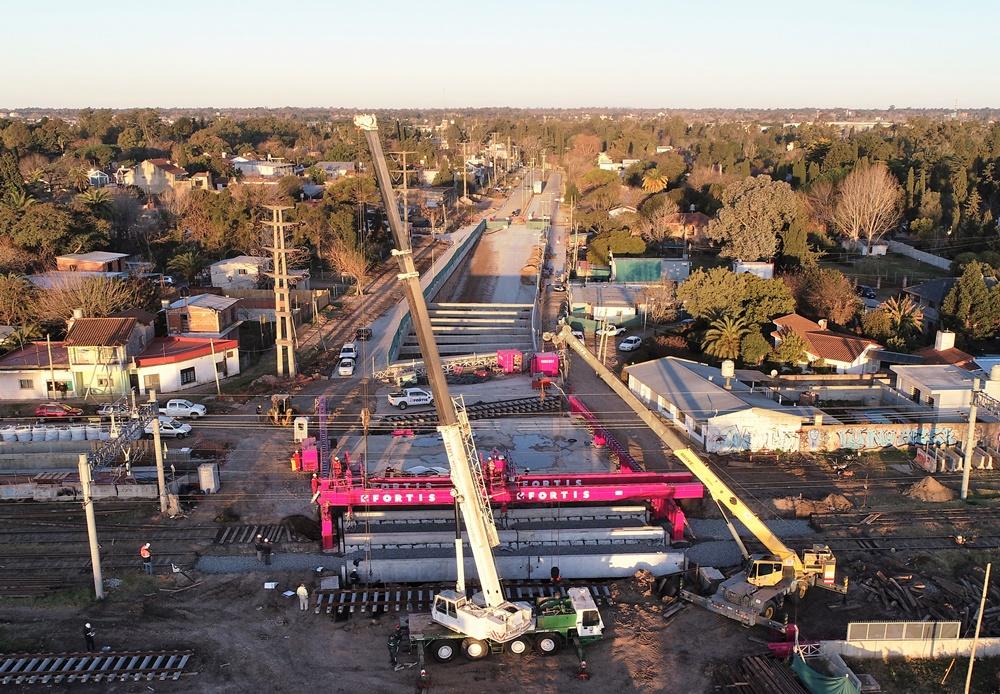 Histórico: Trenes Argentinos construye 26 nuevos pasos bajo nivel simultáneamente