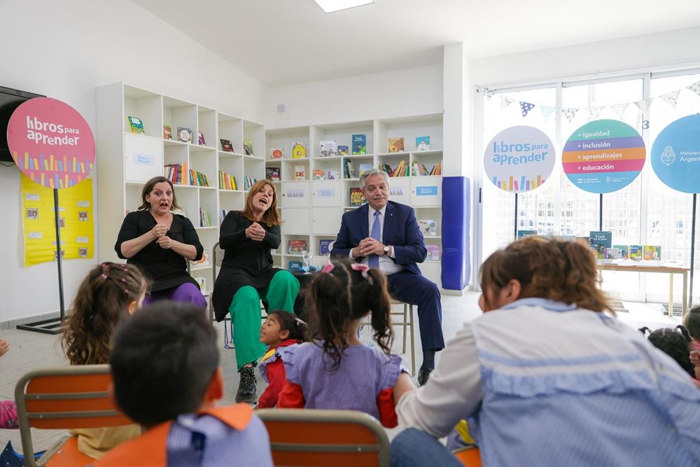 Libros para Aprender: el presidente entregó material a alumnos del nivel inicial