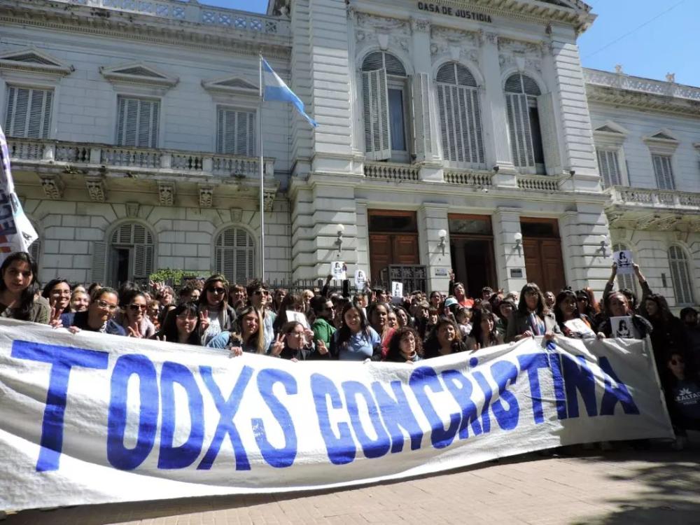 La asamblea feminista de La Plata reclamó reforma judicial y respaldó a CFK