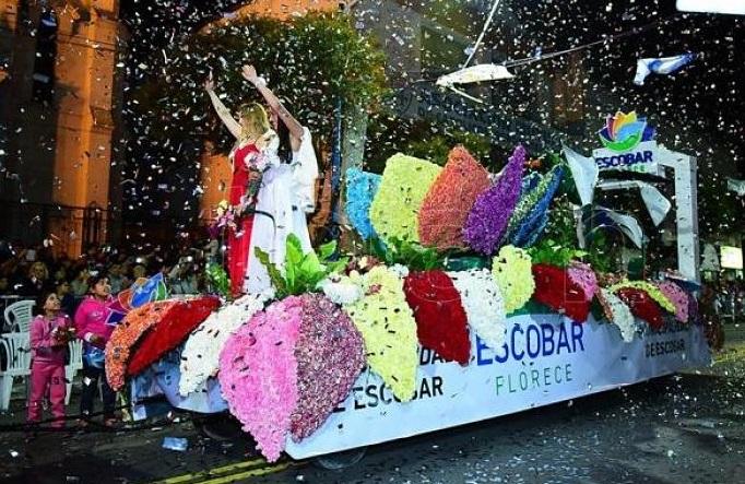 Escobar canta los 63 con un gran desfile de carrozas y la Fiesta de la Flor a pleno